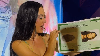 VÍDEO: No Brasil, Katy Perry ganha RG com versão brasileira de seu nome | Reprodução: Universal Music Brasil