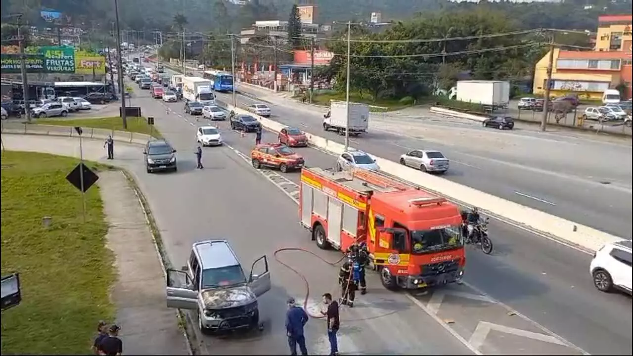 Imagina o susto! Veículo pega fogo em rodovia da Capital | Foto: Fernando Oliveira | SCC SBT