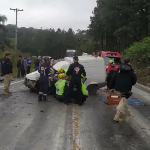 Carro bate em ambulância e deixa dois presos às ferragens na BR-282 em SC