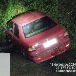 Carro cai em rio após sair de pista no Meio-Oeste de SC