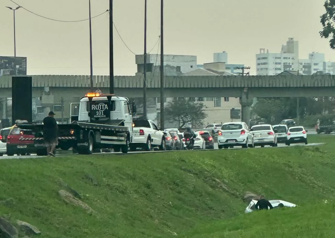 Carro cai em valeta e causa lentidão na BR-282, em Florianópolis | Foto: GMF