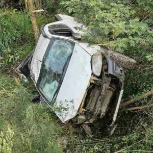 Carro com cinco trabalhadores capota e cai em ribanceira na Serra