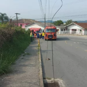 Ciclista fica ferido após fiação de poste cair em Rio Negrinho