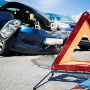 Colisão entre carro e carreta deixa mulher ferida na BR-163