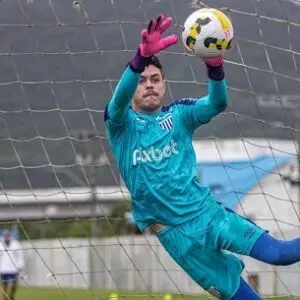 Goleiro João Vítor retorna ao Avaí após empréstimos em 2024