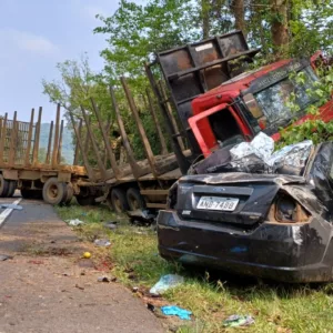 Grave acidente entre carro e carreta deixa cinco pessoas mortas na BR-280