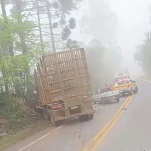 Grave acidente entre carro e carreta deixa cinco pessoas mortas na BR-280