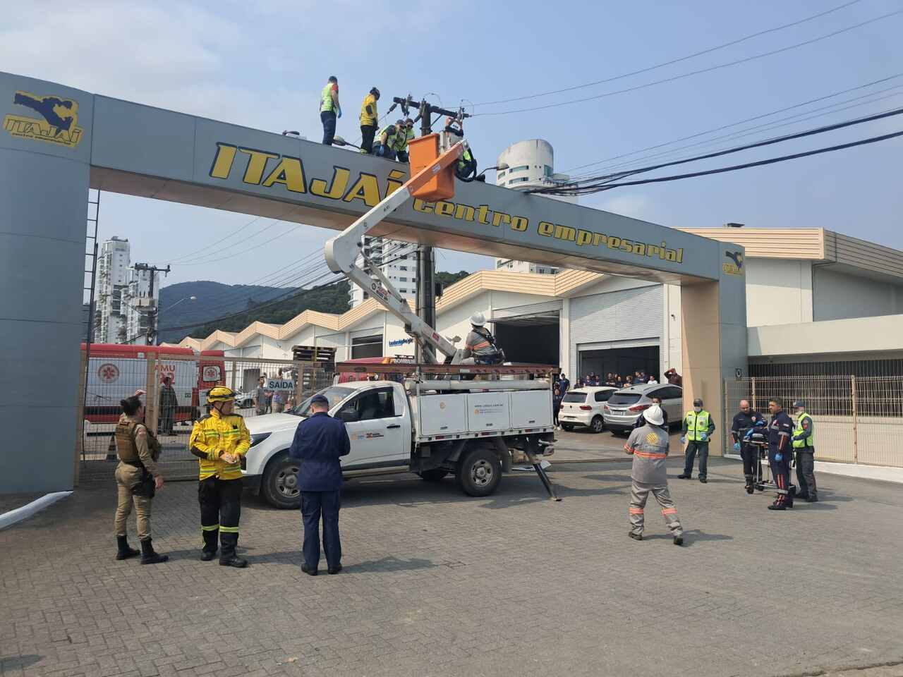 Homem sobrevive a descarga elétrica em rede de 23 mil volts em SC | Foto: Corpo de Bombeiros/Divulgação. 