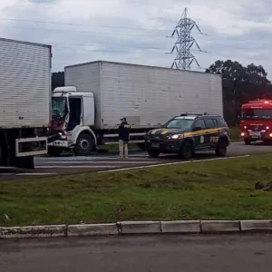 Idoso fica preso às ferragens após acidente entre caminhões