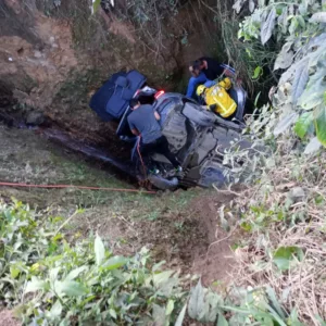 Idoso sai ileso após carro cair em ribanceira de 10 metros em Salete