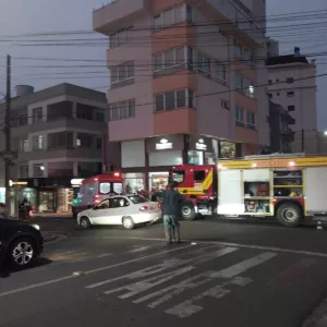 Jovem é atropelada após acidente entre moto e carro em Lages