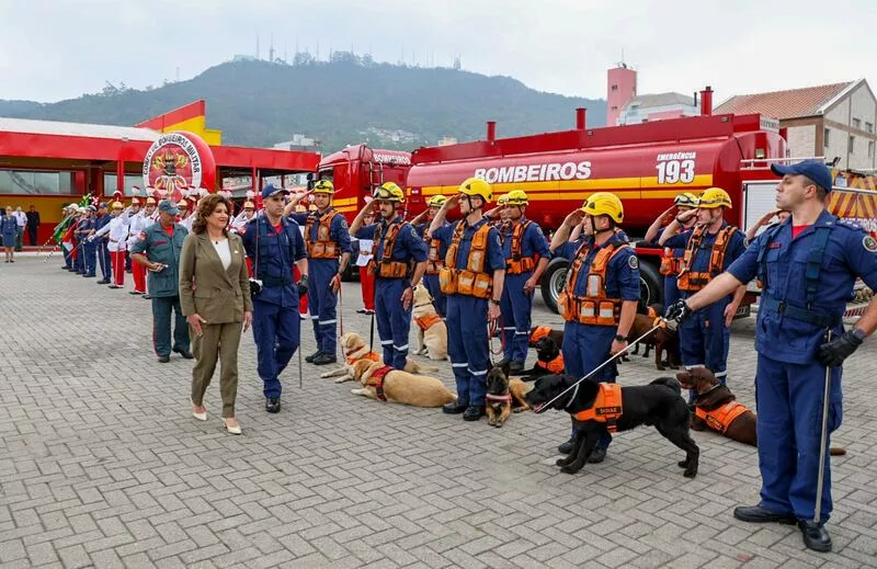 A governadora em exercício passa em revista à tropa de Bombeiros MIlitares. | Foto: Richard Casas/Divulgação