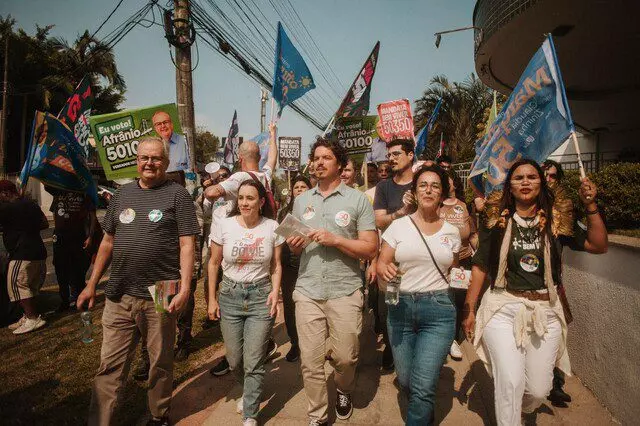 Paula Coradi (segunda à esquerda), durante a caminhada com Marquito. Odara Cris/Divulgação