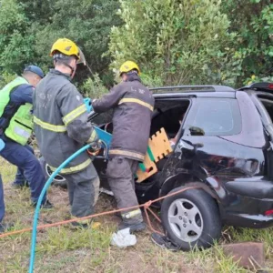 Grave acidente na SC-402 deixa três feridos e uma vítima presa entre às ferragens