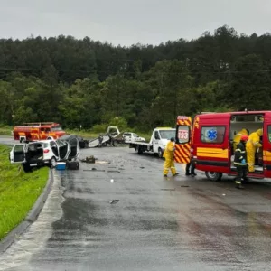 Grave acidente na Serra da Santa na BR-470 deixa três feridos