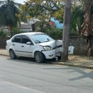 Mulher e criança ficam feridas após carro colidir contra poste em SC