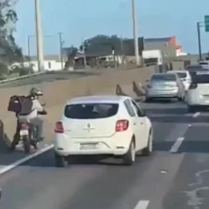 VÍDEO: Briga de trânsito termina com motociclista sendo atropelado por carreta na BR-101