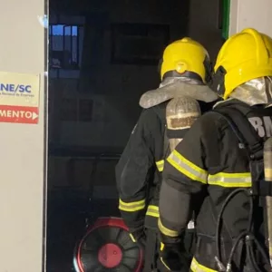 Princípio de incêndio em prefeitura de SC mobiliza equipes dos bombeiros