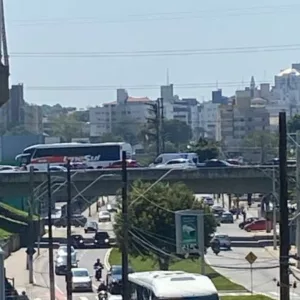 Acidente na BR-282 deixa mulher ferida e causa congestionamento