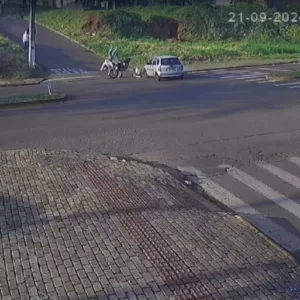 Motociclista é atingida por carro que invadiu a preferencial e fugiu