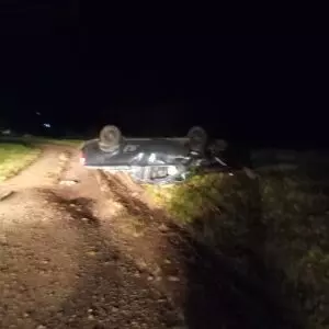 Motorista é ejetado do carro após capotar na BR-282