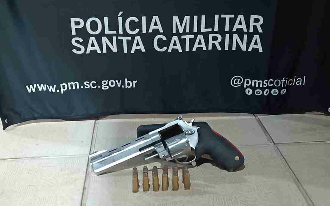 Arma apreendida durante a operação. | Foto: PMSC