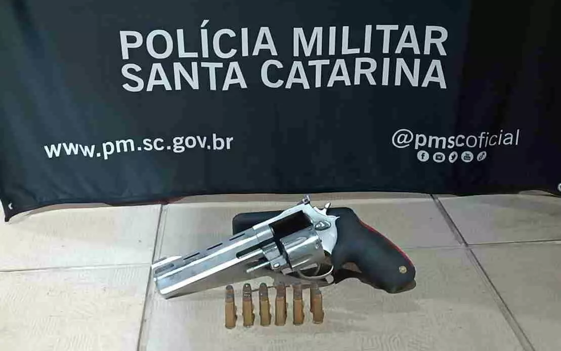 Arma apreendida durante a operação. | Foto: PMSC