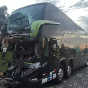 Ônibus que saiu de SC se envolve em acidente e motorista morre no RS | Foto: PRF/Divulgação / Porto Alegre 24 horas