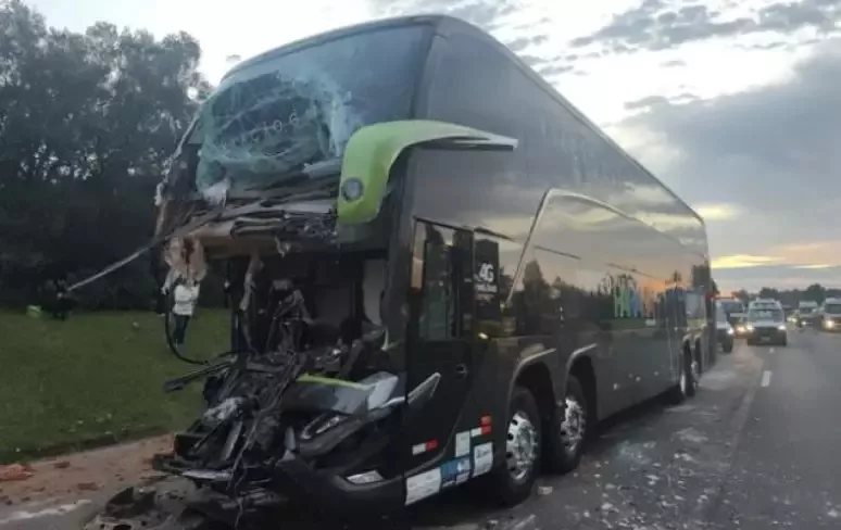 Ônibus que saiu de SC se envolve em acidente e motorista morre no RS | Foto: PRF/Divulgação / Porto Alegre 24 horas