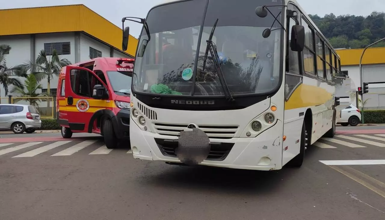 Pedestre fica inconsciente após ser atropelado por ônibus em SC | Foto: Corpo de Bombeiros/Divulgação.