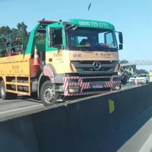 Poste caído bloqueia pista e causa fila quilométrica na BR-101, em São José