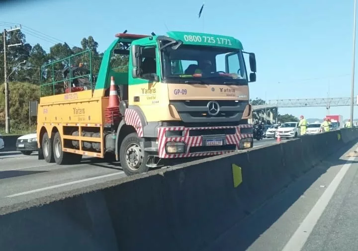 Poste caído bloqueia pista e causa fila quilométrica na BR-101, em São José | Imagem: Ricardo Pastrana/Reprodução