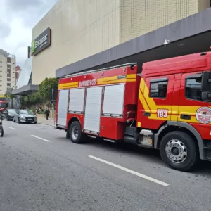 Princípio de incêndio em fritadeira mobiliza bombeiros em shopping da Capital