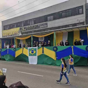 Tradição e amor à pátria: desfile cívico de Lages reúne escolas e entidades