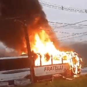 VÍDEO ônibus em chamas assusta moradores em Araquari