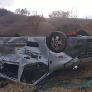 Van capota a caminho de velório e deixa dois mortos e 14 feridos