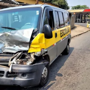 Van escolar bate em caminhonete e deixa cinco crianças feridas