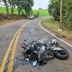 Motoqueiro morreu após colisão frontal. Foto: PMRV/Reprodução