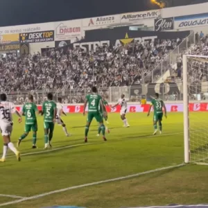 Chapecoense e Ponte Preta se enfrentaram na noite desta segunda-feira (9). Foto - Instagram/Reprodução