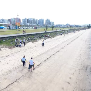 São José realiza ação de limpeza da praia, na beira-mar. - Foto: PMSJ/Reprodução