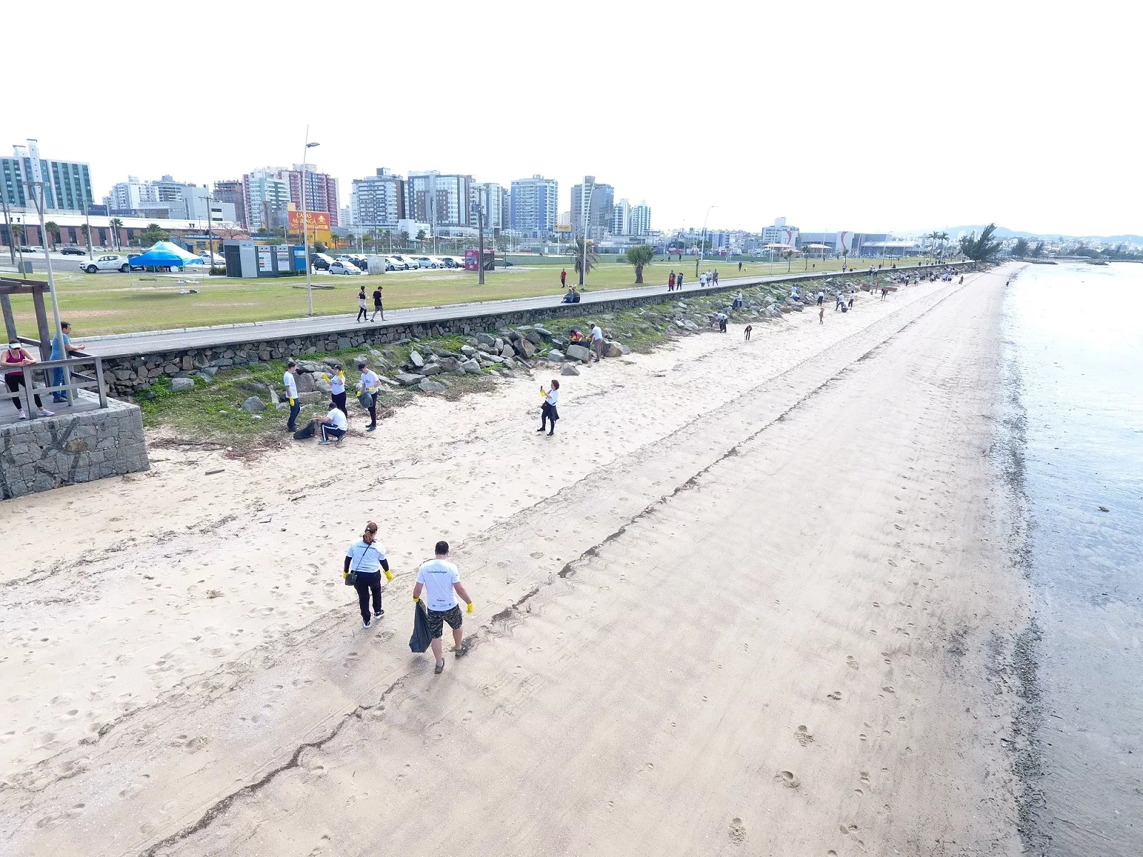 São José realiza ação de limpeza da praia, na beira-mar. – Foto: PMSJ/Reprodução