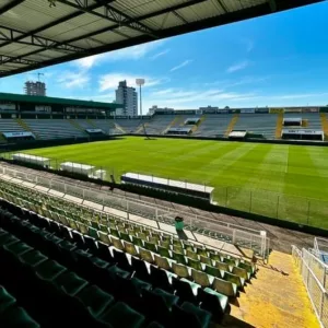 Chape e Avaí se enfrentam no domingo (22), em mais uma partida da série B. - Foto: Redes sociais/Reprodução