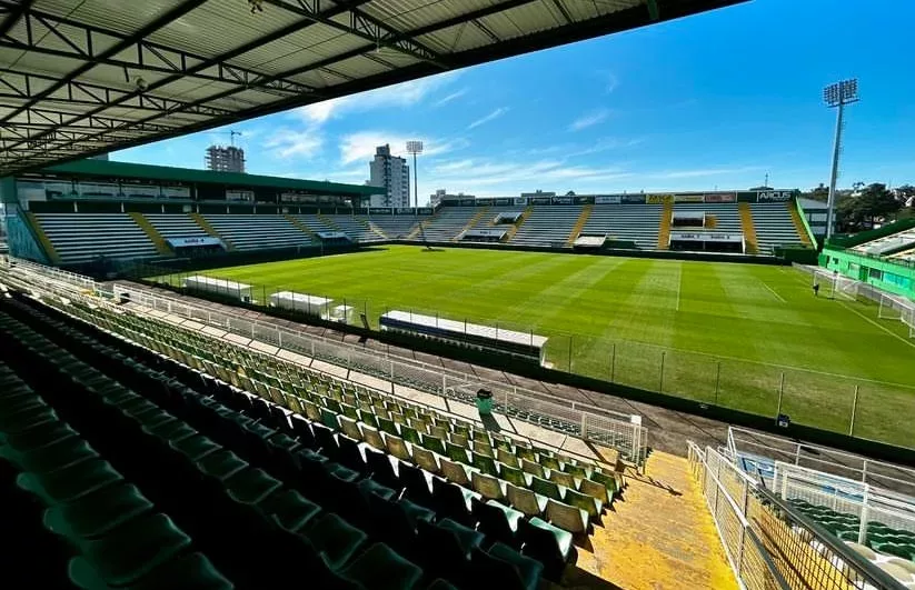 Chape e Avaí se enfrentam no domingo (22), em mais uma partida da série B. – Foto: Redes sociais/Reprodução