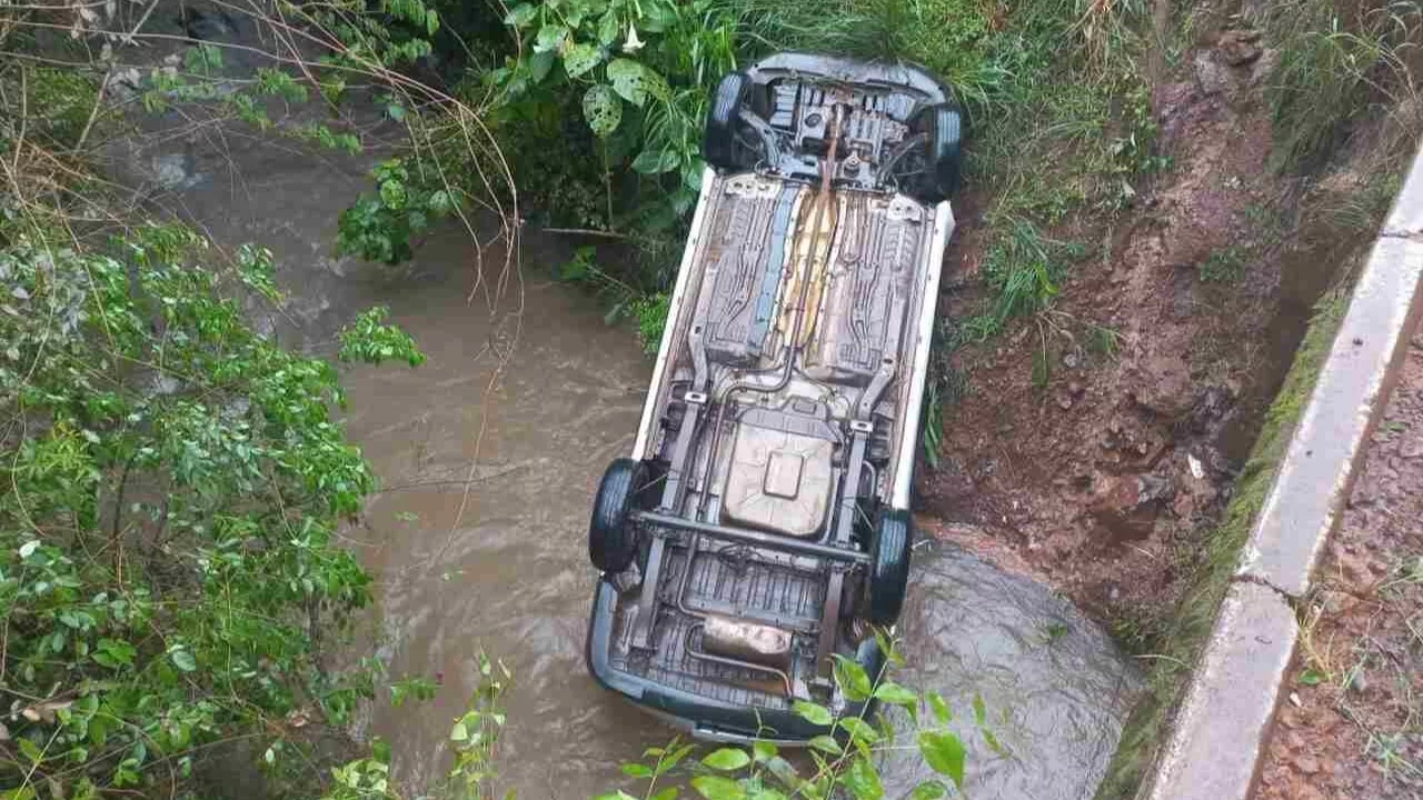 Veículo ‘despenca’ de ponte no Extremo Oeste de SC | Foto: CBMSC