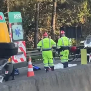 Motociclista morreu atropelado após cair da moto, na BR-101. - Foto: Palhoça Mil Grau/Reprodução