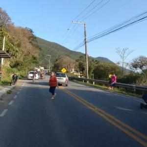 Homem morreu após colidir com placa de sinalização. - Foto: PMRV/Reprodução