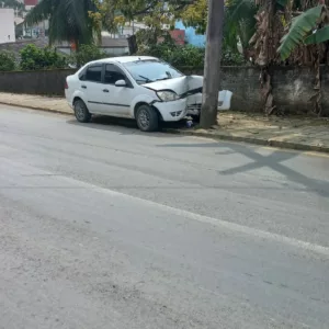 Carro se choca com poste em Taió