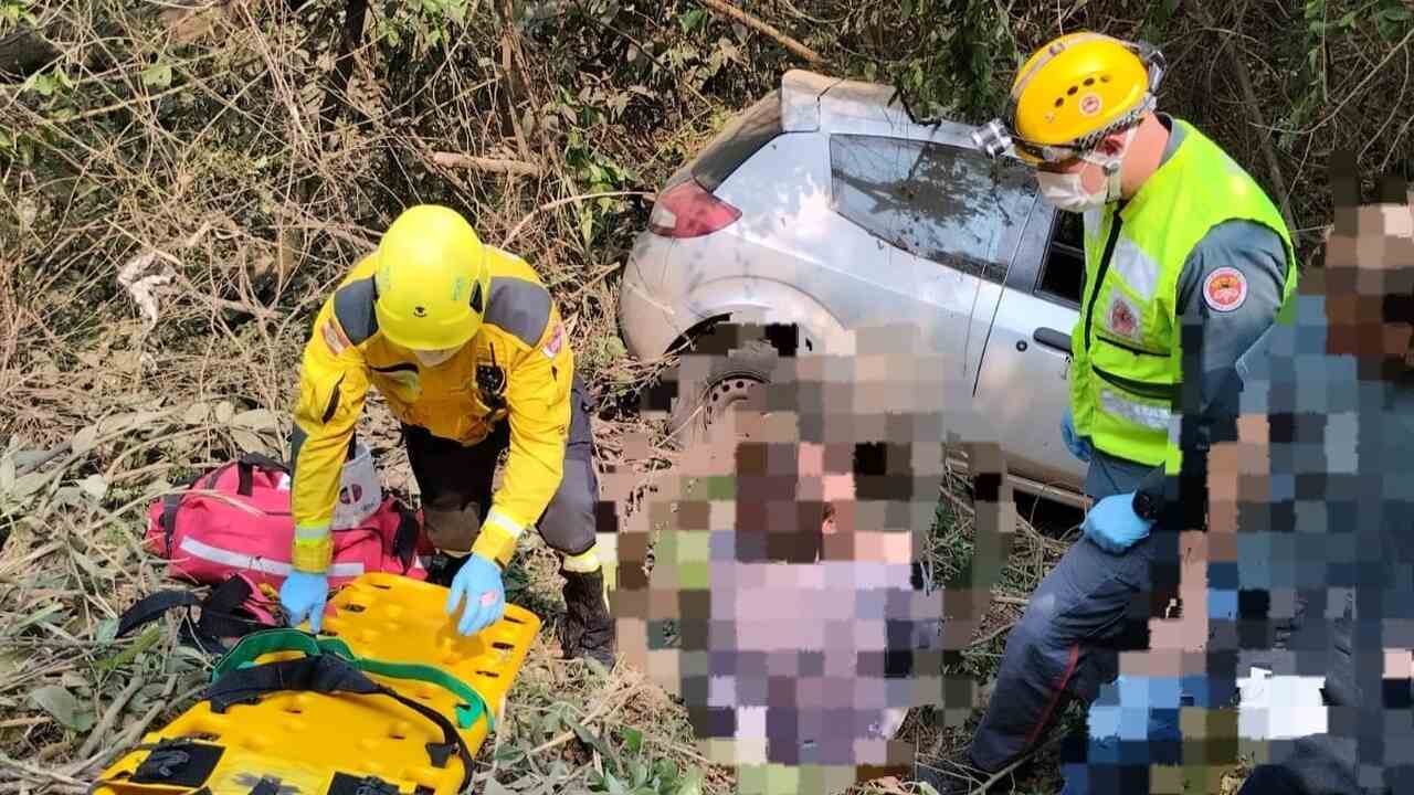 Veículo sai da pista e capota no Oeste de SC | Foto: Corpo de Bombeiros