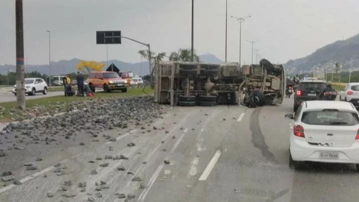 AGORA: Caminhão de pedras tomba na SC-401, em Florianópolis | Foto: PMRv