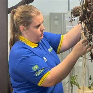 Florista do Vale do Itajaí conquista medalha de excelência na maior competição de educação profissional do mundo